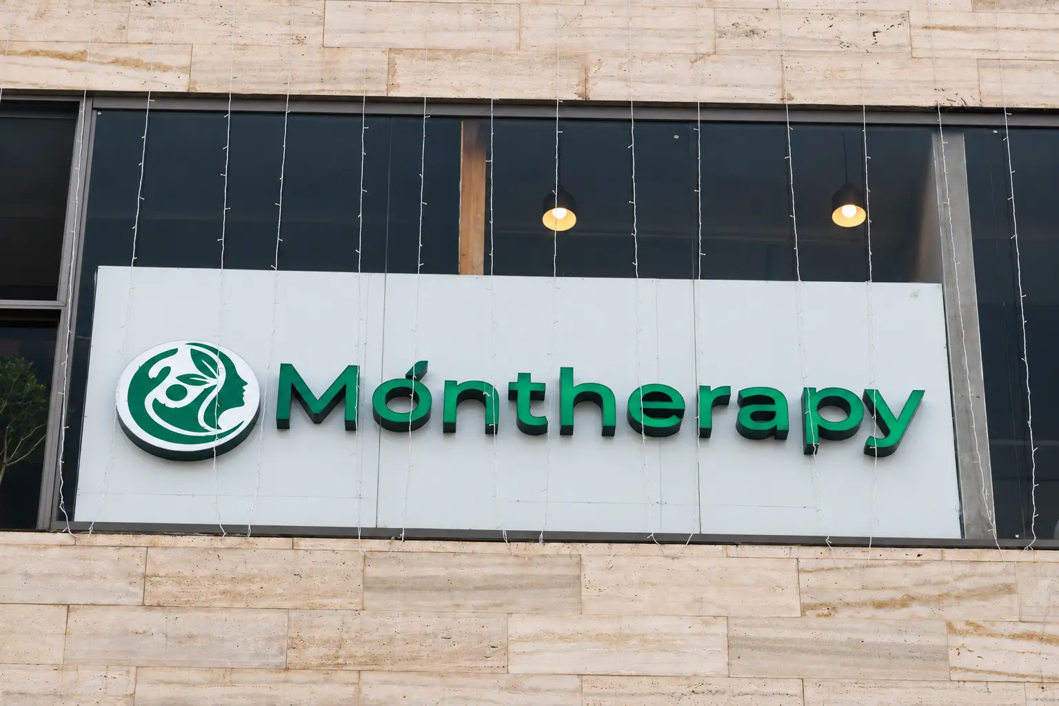 Móntherapy clinic exterior sign